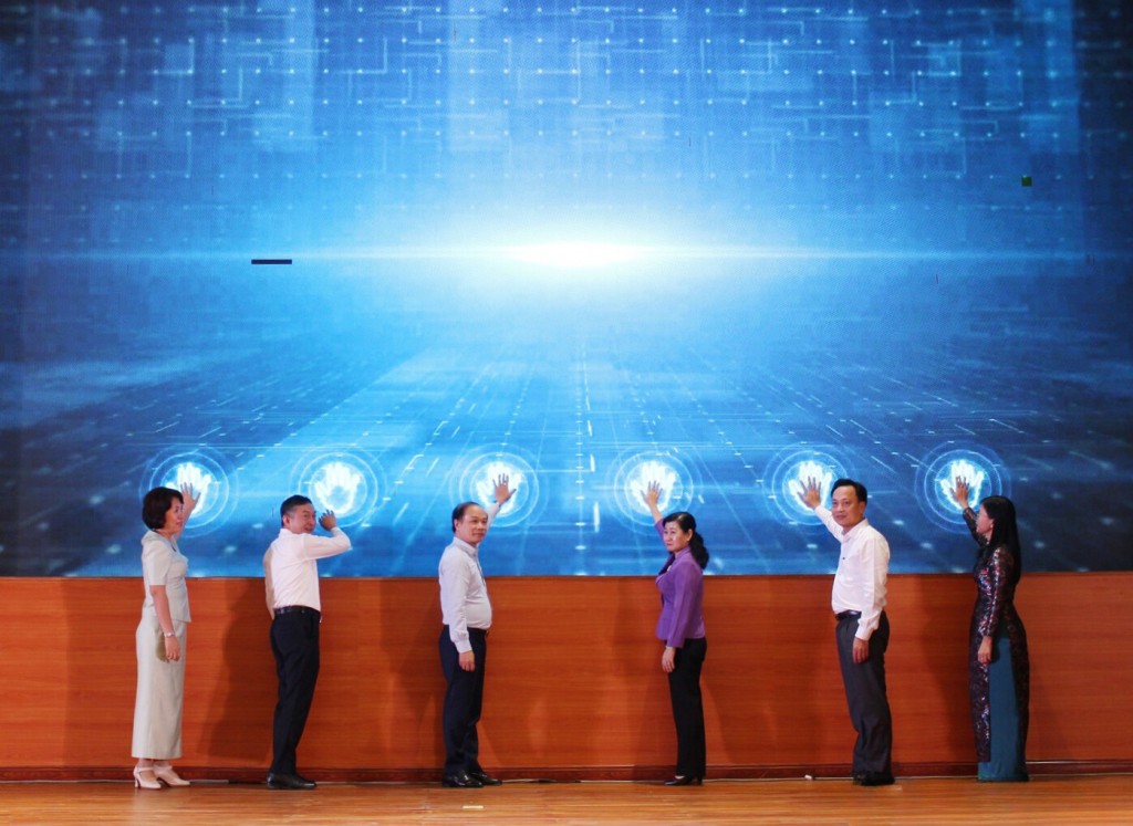 Nghi thức phát động Cuộc thi trực tuyến Tìm hiểu các kỳ Đại hội Đảng toàn quốc.