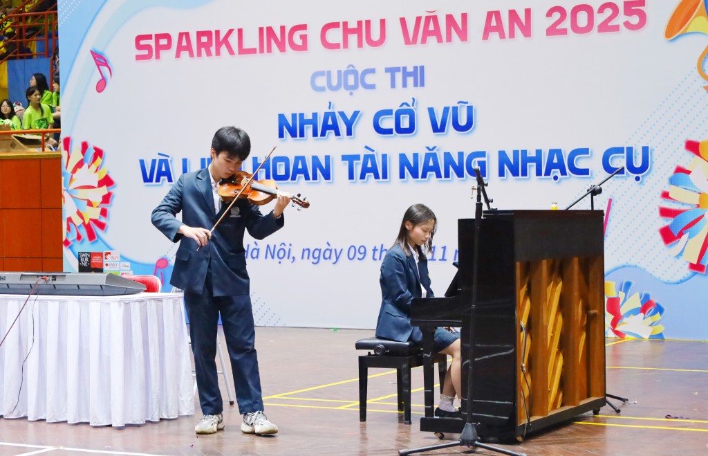 Sôi động thi nhảy cổ vũ, liên hoan nhạc cụ Sparkling Chu Văn An