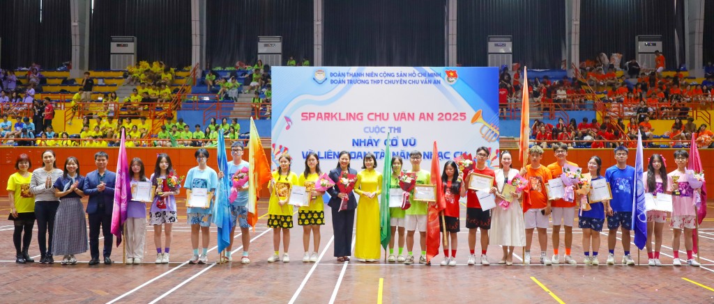 Sôi động thi nhảy cổ vũ, liên hoan nhạc cụ Sparkling Chu Văn An