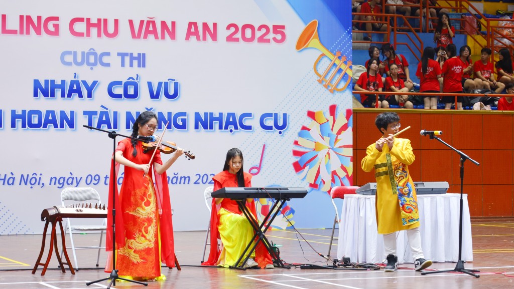 Sôi động thi nhảy cổ vũ, liên hoan nhạc cụ Sparkling Chu Văn An