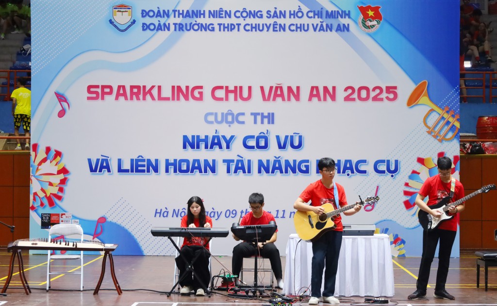 Sôi động thi nhảy cổ vũ, liên hoan nhạc cụ Sparkling Chu Văn An