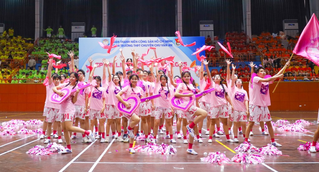 Sôi động thi nhảy cổ vũ, liên hoan nhạc cụ Sparkling Chu Văn An
