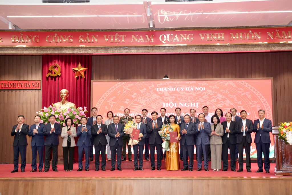 Trao Quyết định nghỉ hưu cho hai Ủy viên Ban Thường vụ Thành uỷ