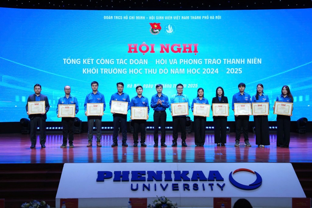 Lãnh đạo Trung ương Đoàn và Thành đoàn Hà Nội trao Cờ thi đua xuất sắc cho các đơn vị tiêu biểu trong công tác Đoàn – Hội khối trường học Thủ đô.