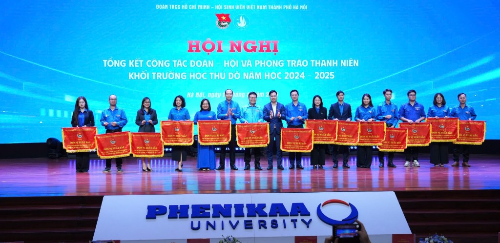 Lãnh đạo Trung ương Đoàn và Thành đoàn Hà Nội trao Cờ thi đua xuất sắc cho các đơn vị tiêu biểu trong công tác Đoàn – Hội khối trường học Thủ đô.