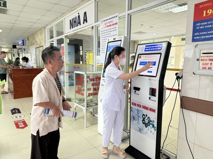 Người dân Hà Nội dùng căn cước công dân gắn chip thay thẻ bảo hiểm y tế thuận tiện khi đi khám chữa bệnh