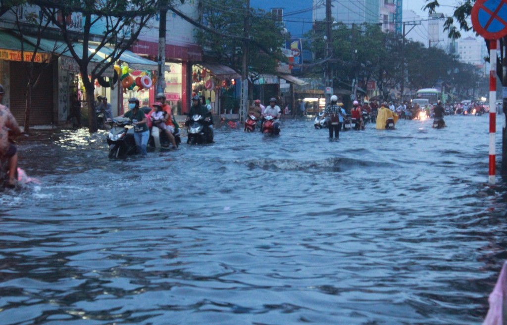 Bão số 14 tiếp tục đổi hướng