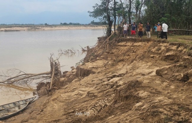 Đà Nẵng: Người dân bàng hoàng khi đất đai bị cuốn trôi sau lũ