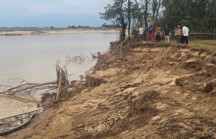 Đà Nẵng: Người dân bàng hoàng khi đất đai bị cuốn trôi sau lũ