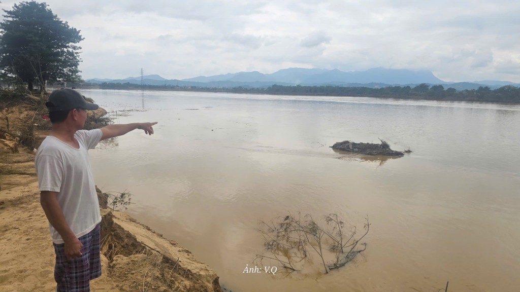 Lũ cuốn trôi hàng chục hecta đất ven Thu Bồn, người dân hốt hoảng