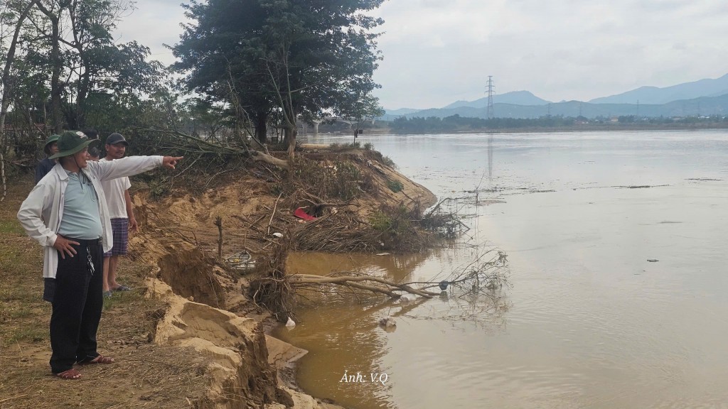 Lũ cuốn trôi hàng chục hecta đất ven Thu Bồn, người dân hốt hoảng