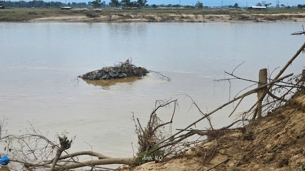 Lũ cuốn trôi hàng chục hecta đất ven Thu Bồn, người dân hốt hoảng