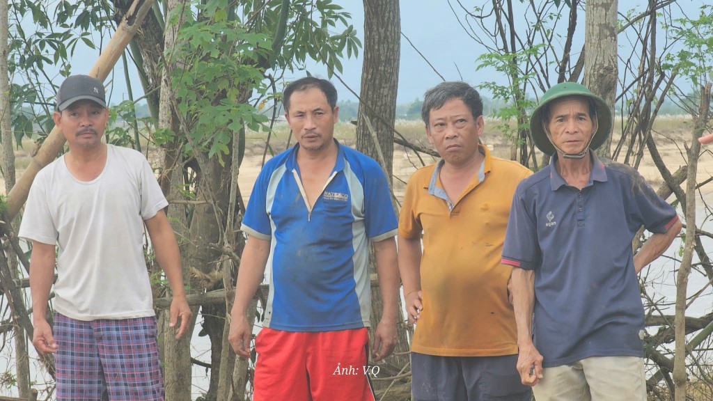 Người dân Kỳ Bì bàng hoàng khi đất đai bị cuốn trôi sau lũ