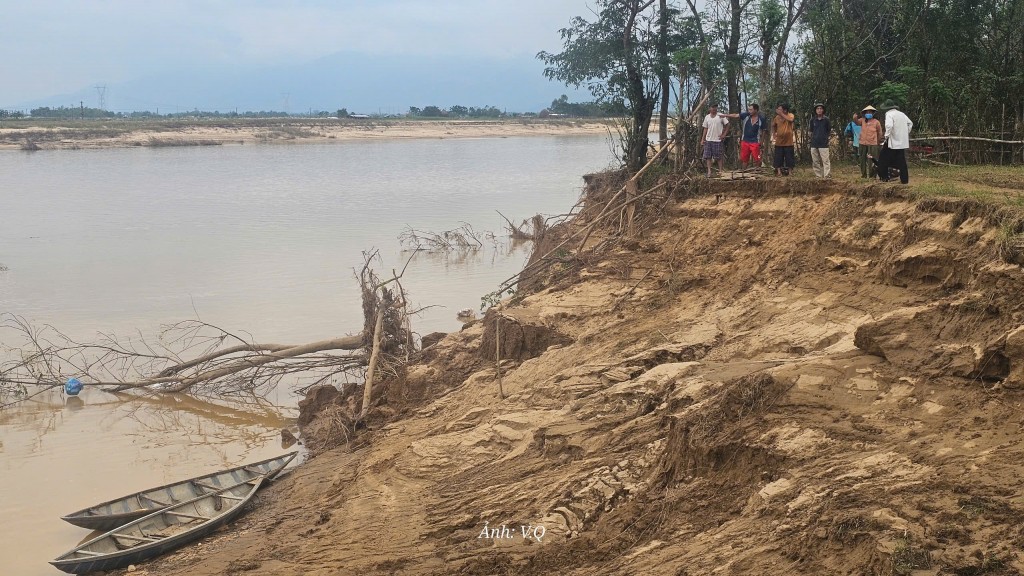 Đà Nẵng: Người dân bàng hoàng khi đất đai bị cuốn trôi sau lũ