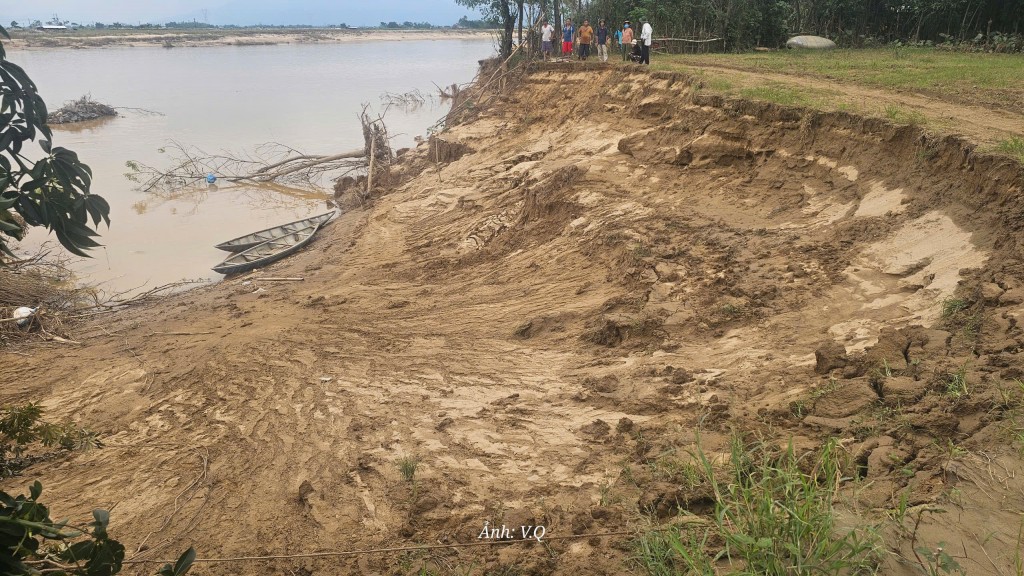 Lũ cuốn trôi hàng chục hecta đất ven Thu Bồn, người dân hốt hoảng