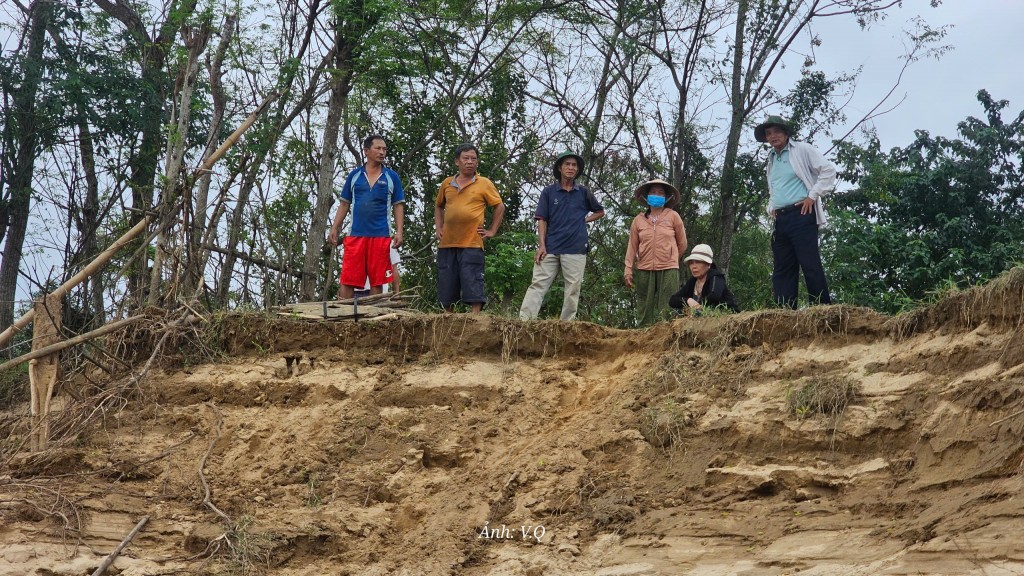 Lũ cuốn trôi hàng chục hecta đất ven Thu Bồn, người dân hốt hoảng