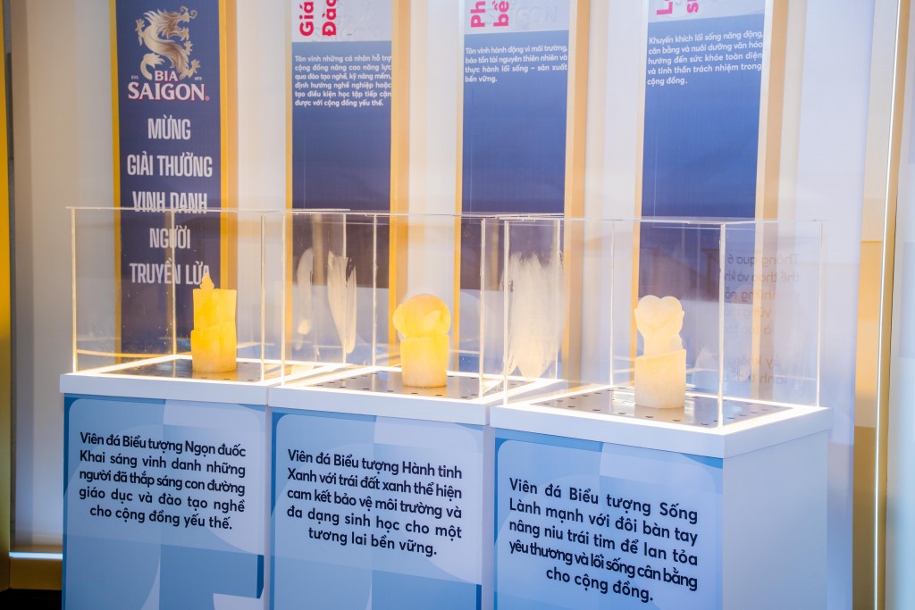 1. Bộ sưu tập Viên Đá Biểu Tượng được làm từ bia Sài Gòn đại diện cho các trụ cột trong cam kết phát triển bền vững của SABECO