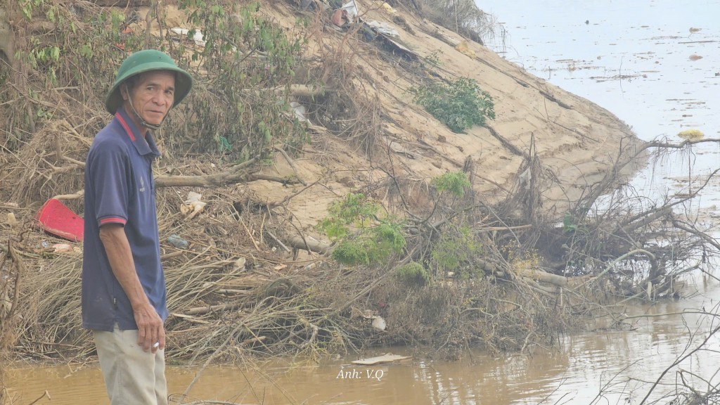 Lũ cuốn trôi hàng chục hecta đất ven Thu Bồn, người dân hốt hoảng