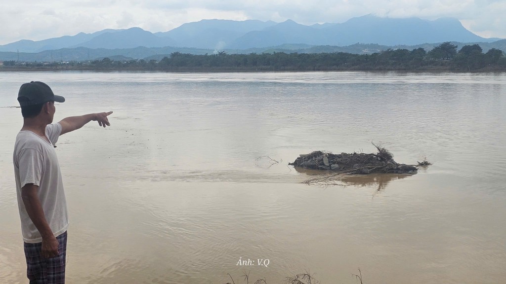 Lũ cuốn trôi hàng chục hecta đất ven Thu Bồn, người dân hốt hoảng