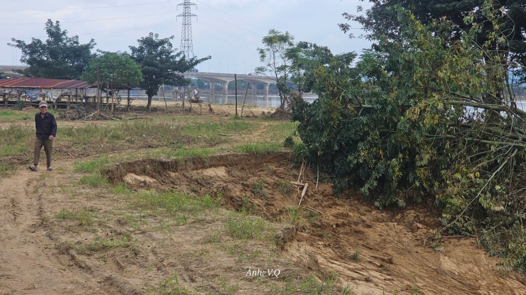 Lũ cuốn trôi hàng chục hecta đất ven Thu Bồn, người dân hốt hoảng