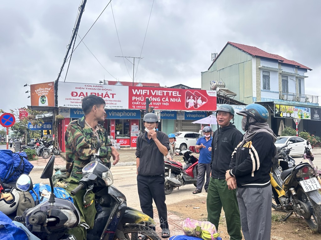 Thị trường lao động nhộn nhịp nhưng thiếu nhân công hái cà phê Thị trường lao động nhộn nhịp nhưng thiếu nhân công hái cà phê