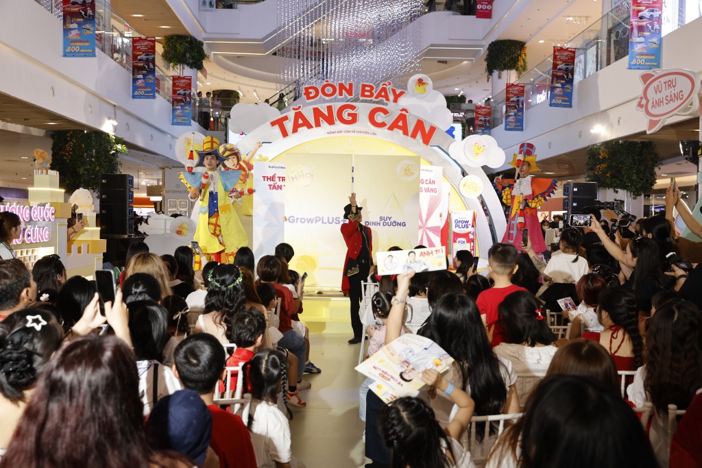 Các bạn nhỏ hào hứng tham gia các khu trò chơi