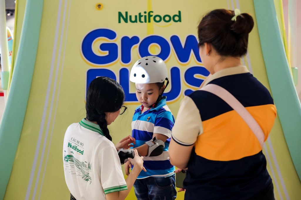 Các bạn nhỏ hào hứng tham gia các khu trò chơi