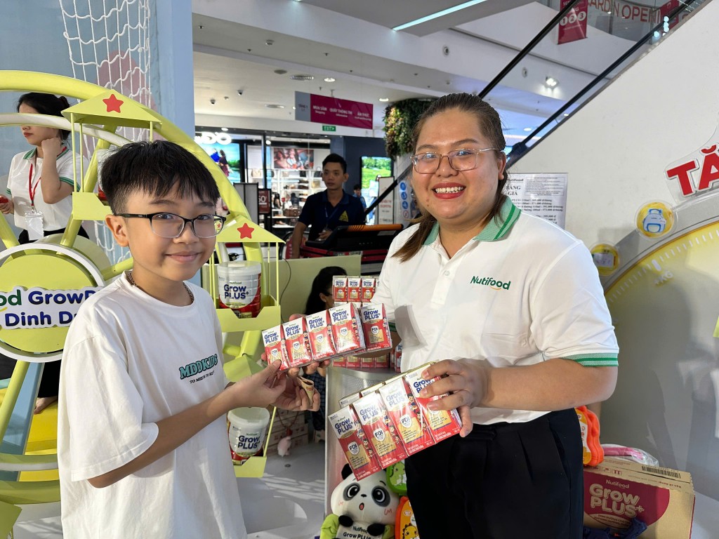 Nam Khang mua liền 4 lốc sữa sau khi được sampling