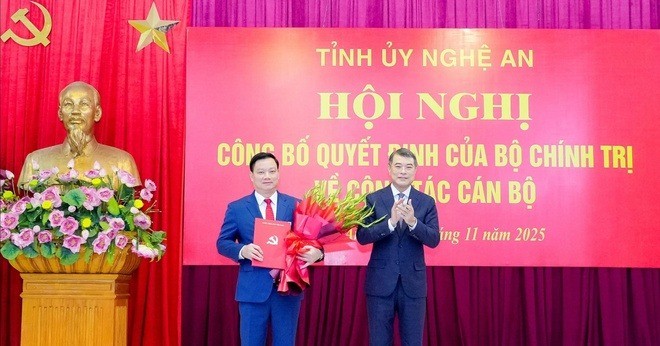 Ủy viên Bộ Chính trị, Bí thư Trung ương Đảng, Trưởng ban Tổ chức T.Ư Lê Minh Hưng tặng hoa chúc mừng tân Bí thư Tỉnh ủy Nghệ An Nguyễn Khắc Thận.