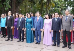 Dâng hoa tưởng niệm Chủ tịch Hồ Chí Minh, Chủ tịch Tôn Đức Thắng