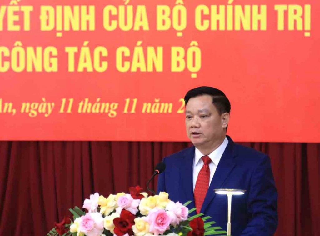 Tân Bí thư Tỉnh ủy Nghệ An Nguyễn Khắc Thận phát biểu tại hội nghị