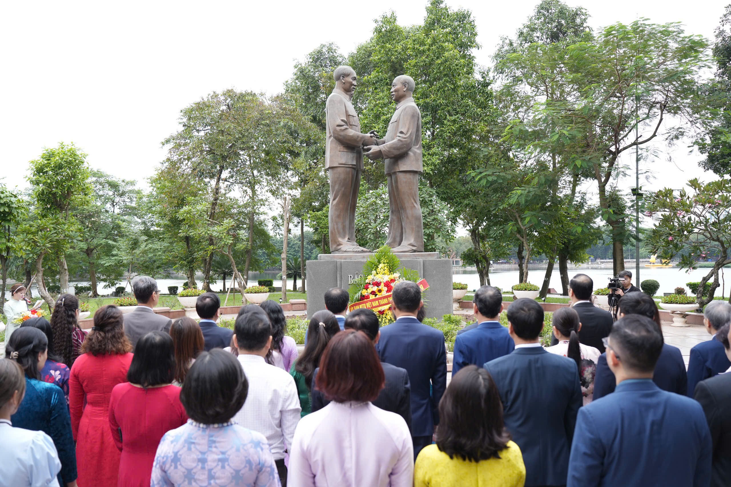 Dâng hoa tưởng niệm Chủ tịch Hồ Chí Minh, Chủ tịch Tôn Đức Thắng Dâng hoa tưởng niệm Chủ tịch Hồ Chí Minh, Chủ tịch Tôn Đức Thắng