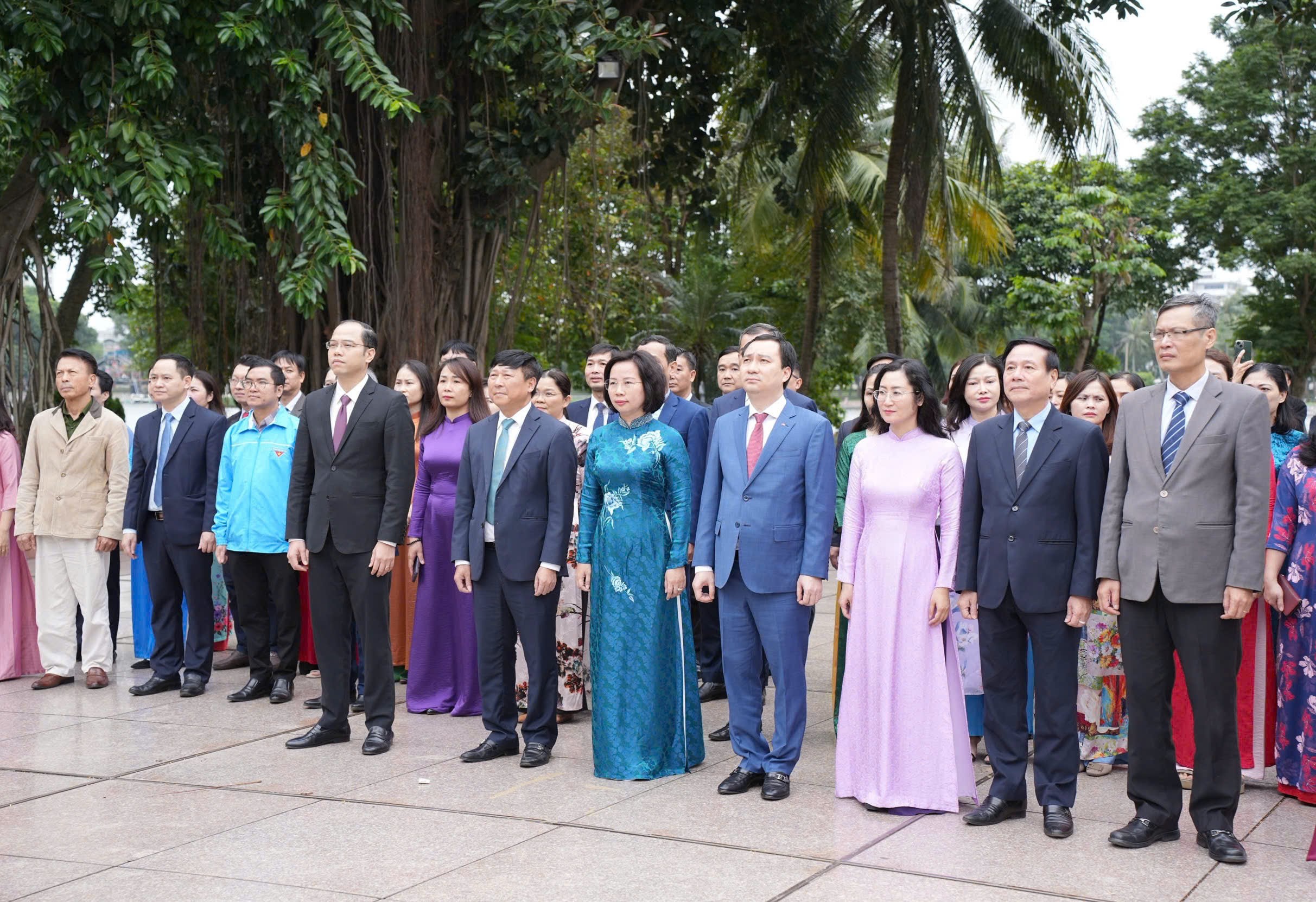 Đại biểu MTTQ Việt Nam thành phố Hà Nội dâng hoa tại Tượng đài Bác Hồ - Bác Tôn Đại biểu MTTQ Việt Nam thành phố Hà Nội dâng hoa tại Tượng đài Bác Hồ - Bác Tôn