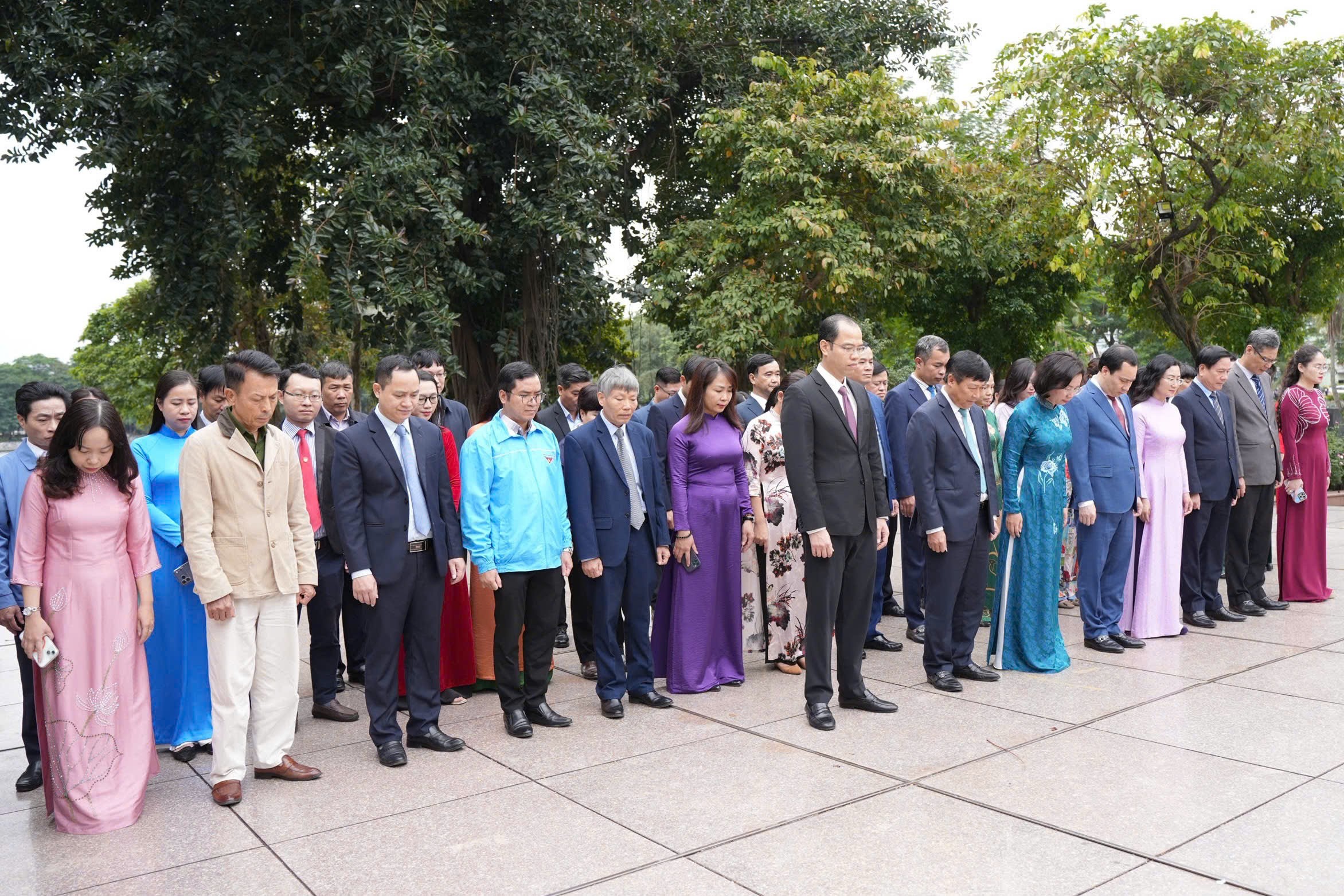 Dâng hoa tưởng niệm Chủ tịch Hồ Chí Minh, Chủ tịch Tôn Đức Thắng Dâng hoa tưởng niệm Chủ tịch Hồ Chí Minh, Chủ tịch Tôn Đức Thắng