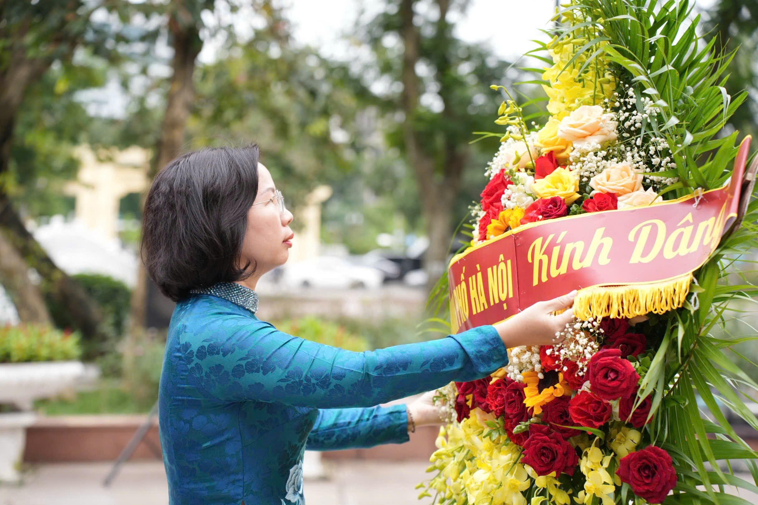 đồng chí Bùi Huyền Mai, Ủy viên BTV Thành ủy, Chủ tịch Ủy ban MTTQ Việt Nam thành phố Hà Nội đại diện đoàn đại biểu thực hiện nghi thức dâng hoa đồng chí Bùi Huyền Mai, Ủy viên BTV Thành ủy, Chủ tịch Ủy ban MTTQ Việt Nam thành phố Hà Nội đại diện đoàn đại biểu thực hiện nghi thức dâng hoa