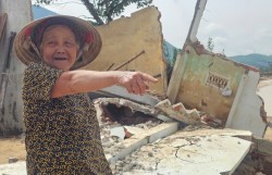 Ngôi nhà của cụ bà 71 tuổi bị lũ cuốn trôi theo dòng Vu Gia