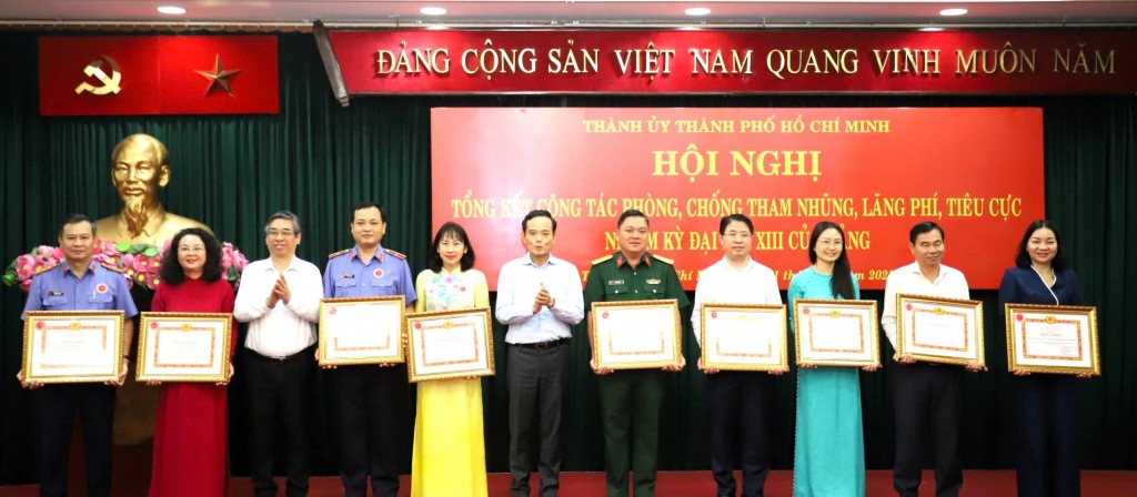 Bí thư Thành ủy TPHCM Trần Lưu Quang trao bằng khen cho cá nhân, tổ chức có thành tích xuất sắc trong công tác phòng chống tham nhũng 