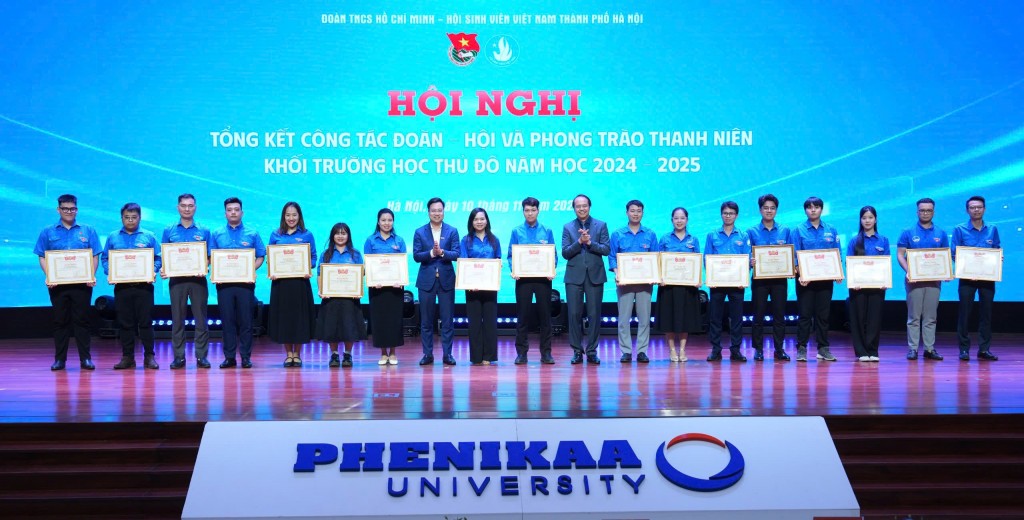 Các tập thể và cá nhân tiêu biểu trong công tác Đoàn – Hội năm học 2024–2025 nhận Bằng khen tại Hội nghị tổng kết Khối Trường học Thủ đô tổ chức tại Đại học Phenikaa.