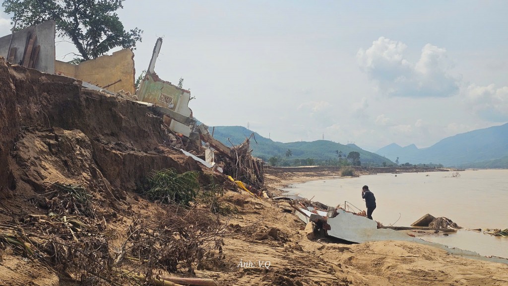 Nhà trôi xuống dòng Vu Gia, cụ bà 71 tuổi khóc cạn nước mắt