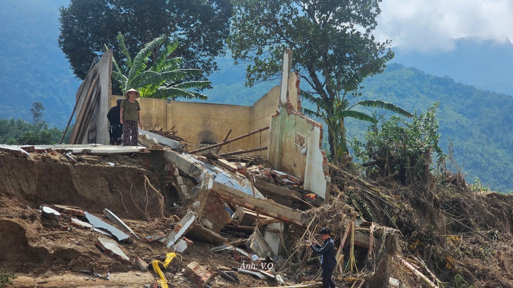 Nhà trôi xuống dòng Vu Gia, cụ bà 71 tuổi khóc cạn nước mắt