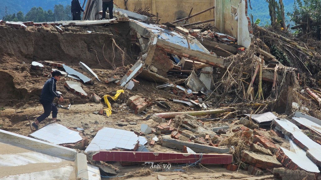 Nhà trôi xuống dòng Vu Gia, cụ bà 71 tuổi khóc cạn nước mắt