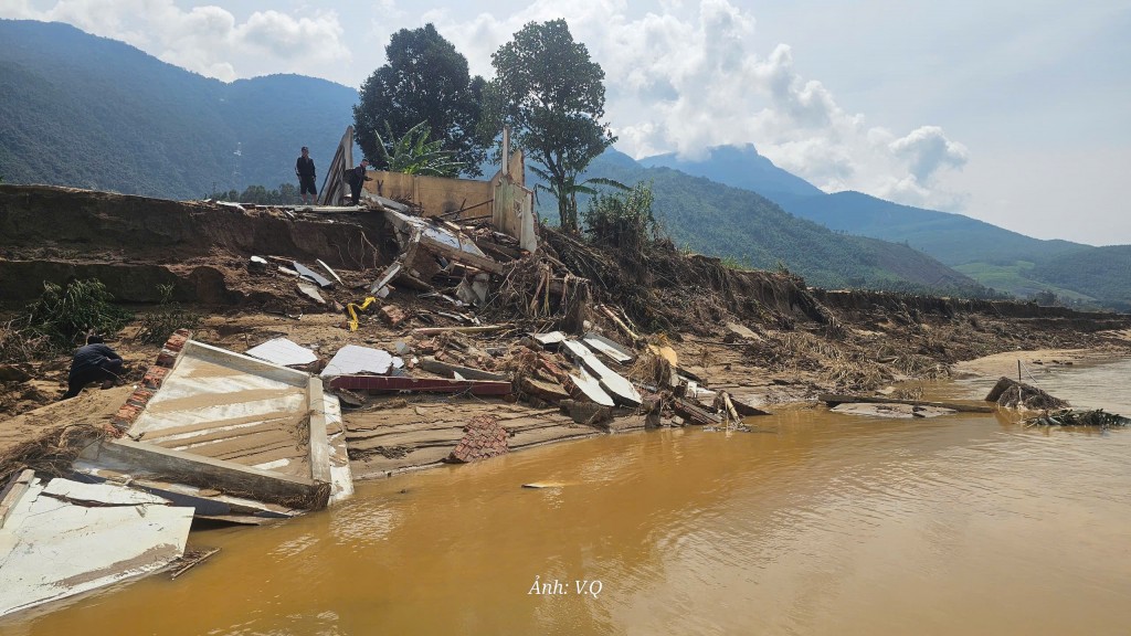 Nhà trôi xuống dòng Vu Gia, cụ bà 71 tuổi khóc cạn nước mắt