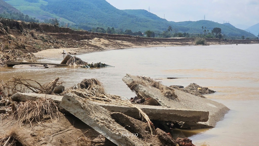 Nhà trôi xuống dòng Vu Gia, cụ bà 71 tuổi khóc cạn nước mắt