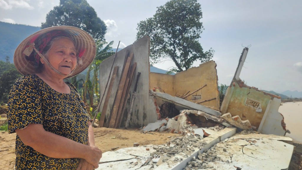 Ngôi nhà của cụ bà 71 tuổi bị lũ cuốn trôi theo dòng Vu Gia