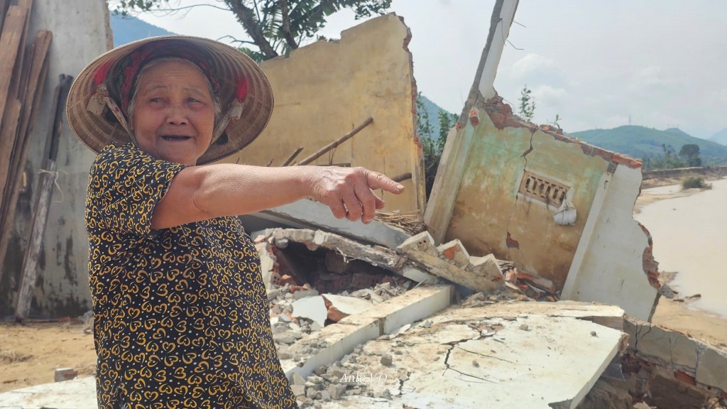 Nhà trôi xuống dòng Vu Gia, cụ bà 71 tuổi khóc cạn nước mắt