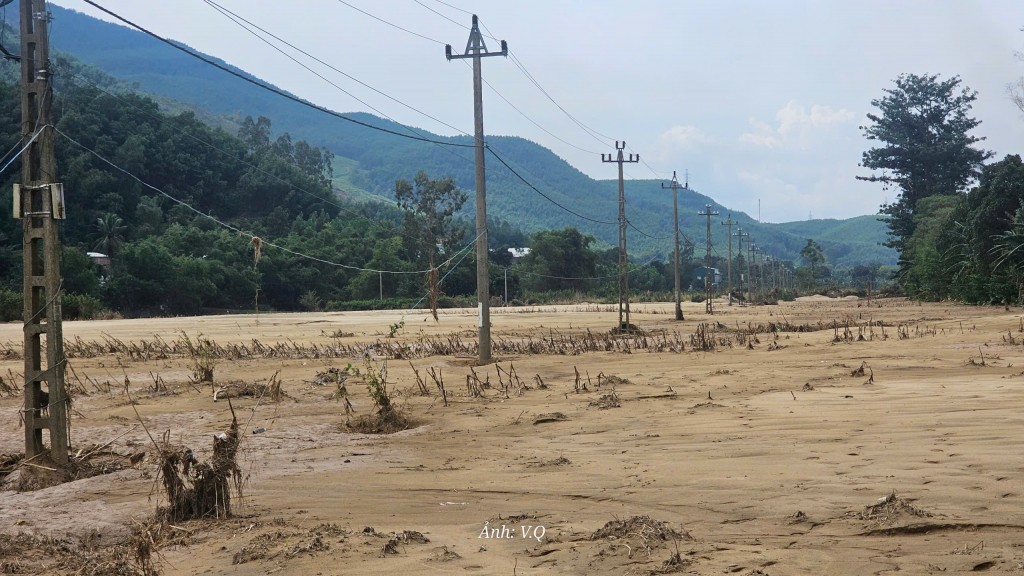 Nhà trôi xuống dòng Vu Gia, cụ bà 71 tuổi khóc cạn nước mắt