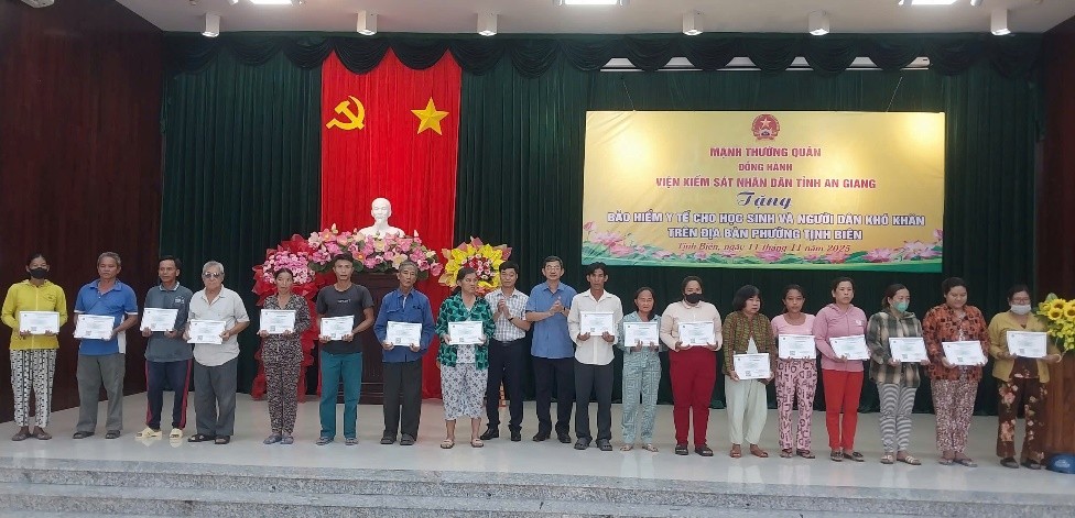 Trao 155 thẻ bảo hiểm y tế cho học sinh và người dân có hoàn cảnh khó khăn