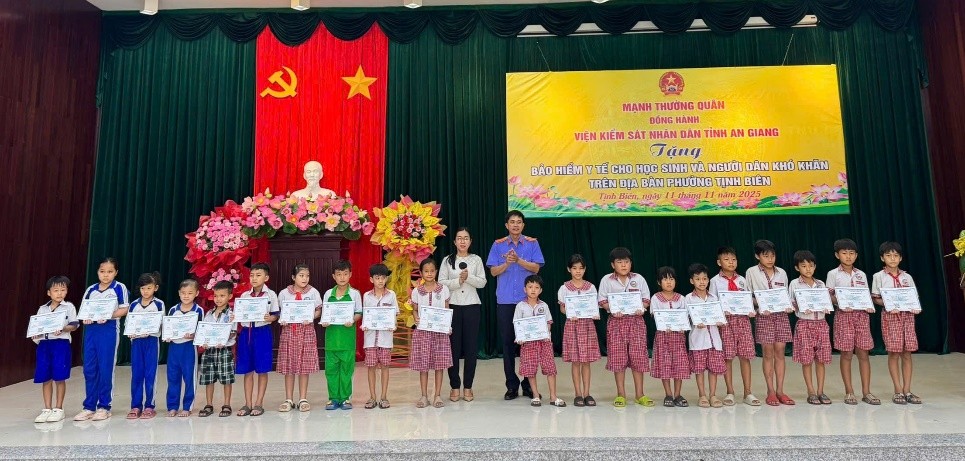 Trao 155 thẻ BHYT cho học sinh và người dân có hoàn cảnh khó khăn tại phường Tịnh Biên (ảnh: Hữu Ngọc)