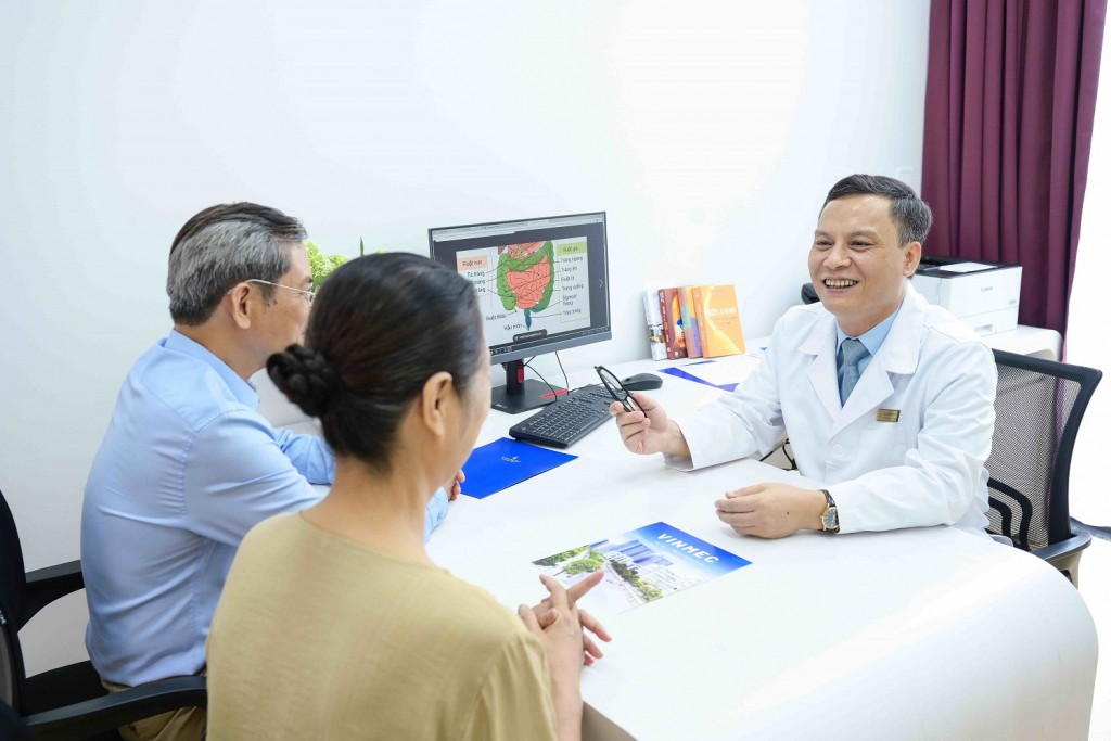 PGS.TS.BS Trần Mạnh Hùng - Trưởng khoa Ngoại tổng hợp, BVĐKQT Vinmec Smart City gắn liền tên tuổi với những ca phẫu thuật “cân não”.