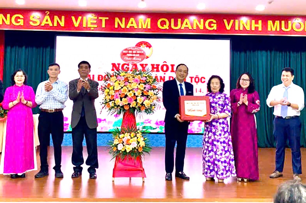 Các đồng chí lãnh đạo UBND, Ủy ban MTTQ Việt Nam phường Cửa Nam tặng hoa, quà chúc mừng tại Ngày hội Đại đoàn kết liên TDP số 8, 9, 10, 11, 12A, 14, 15